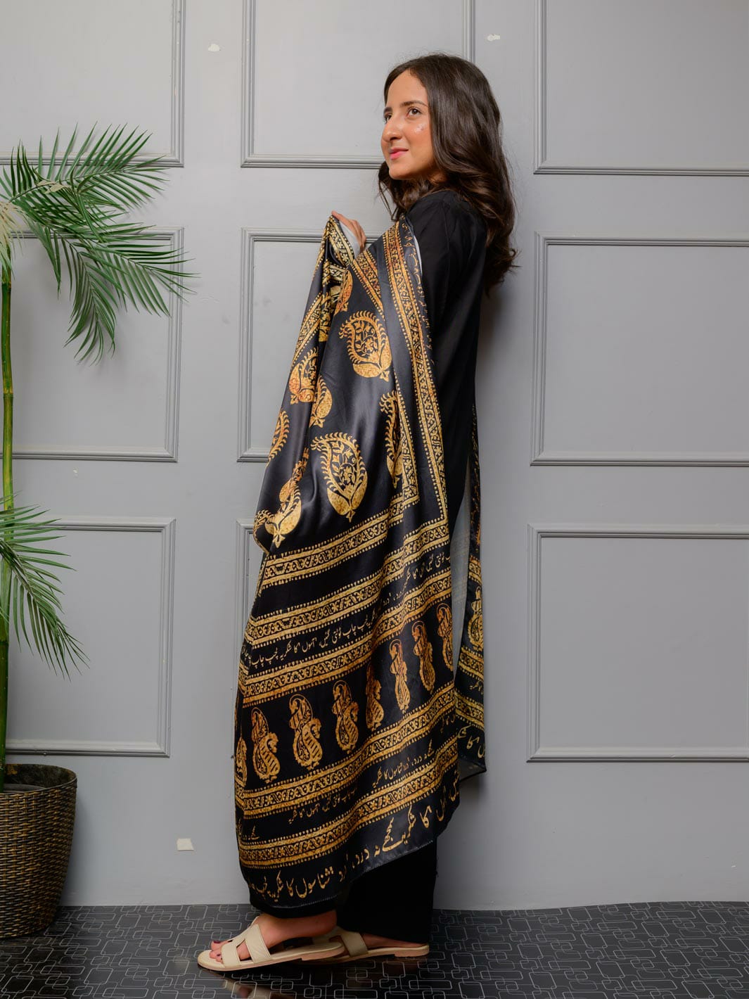 Ajrak batik odhni (black n gold)
