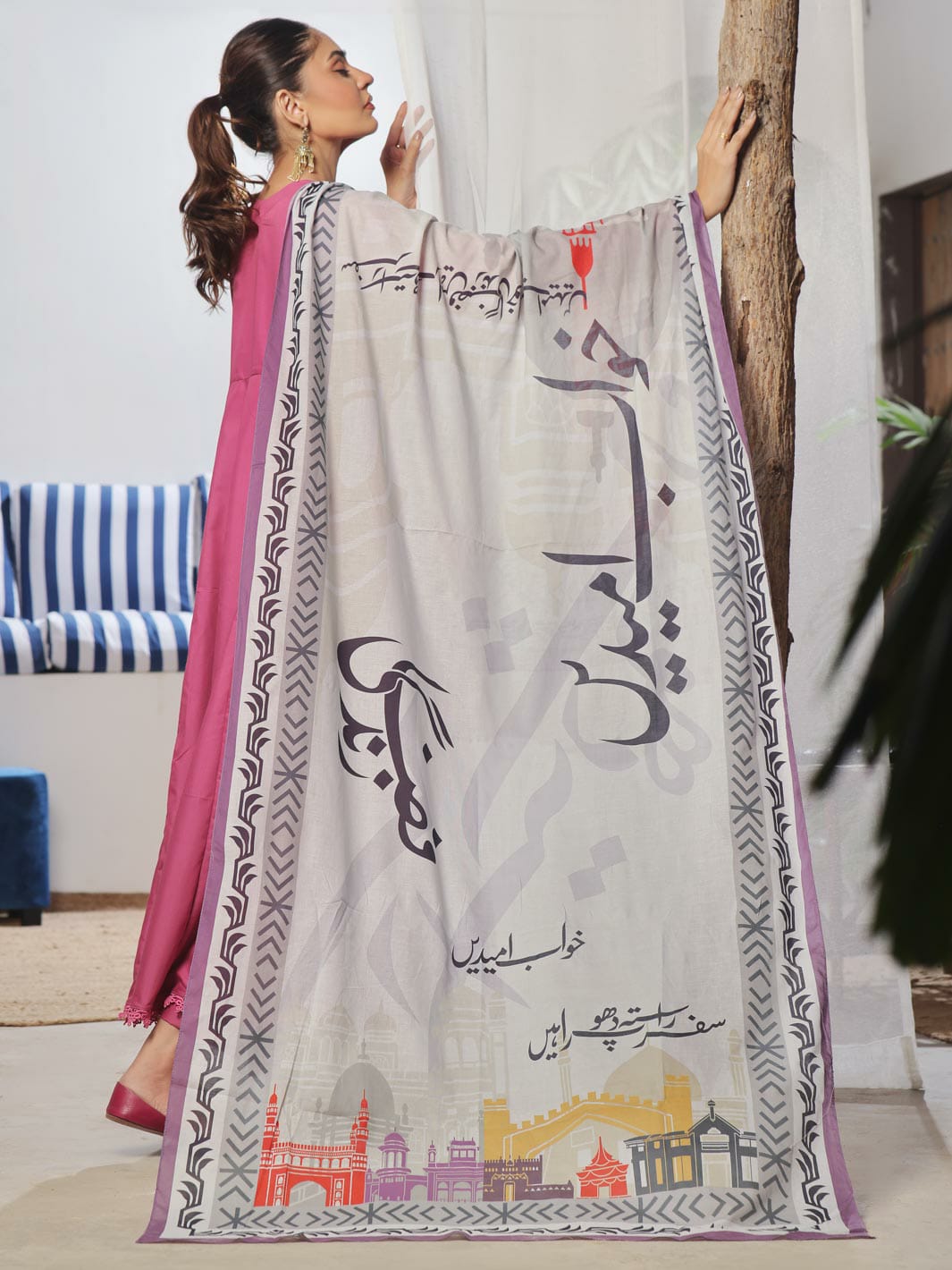 Khuaab lawn odhni