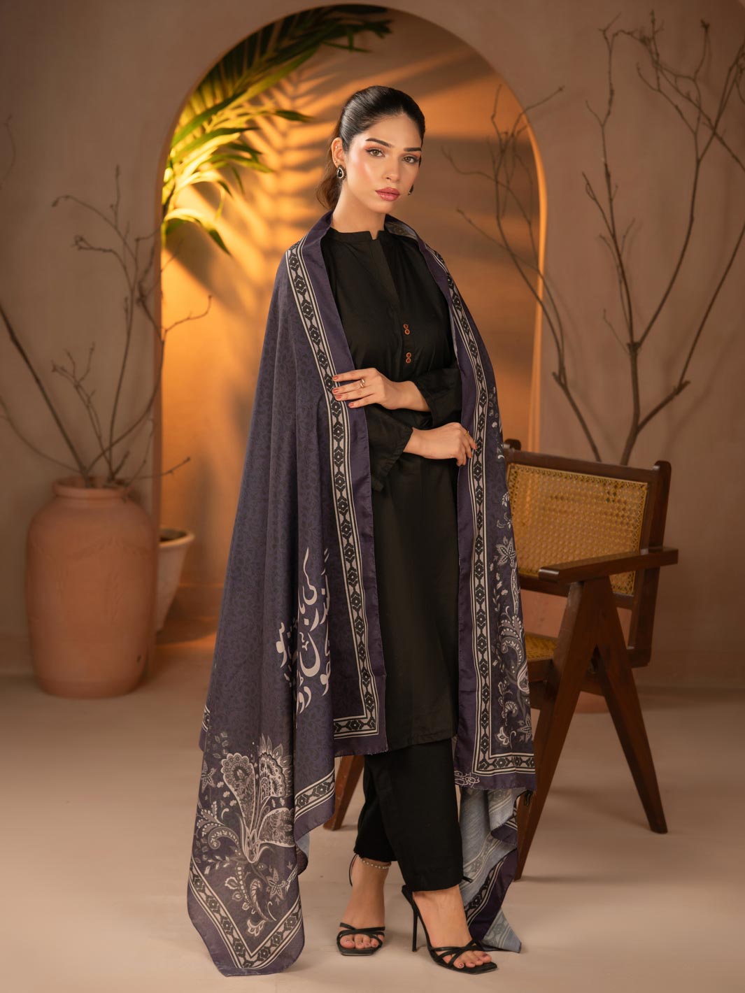 Gehrai Odhni Black
