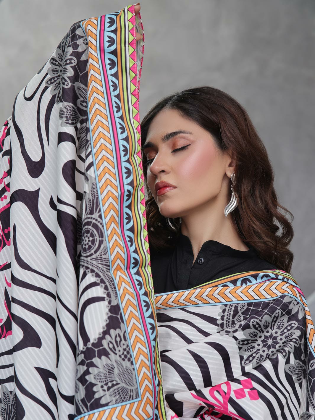 Lalazar lawn Odhni