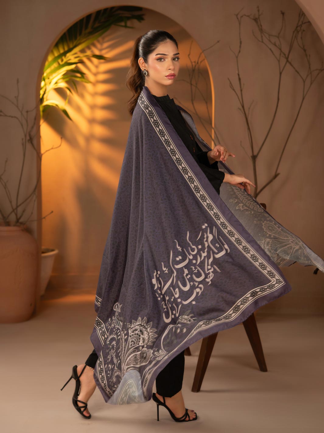Gehrai Odhni Black