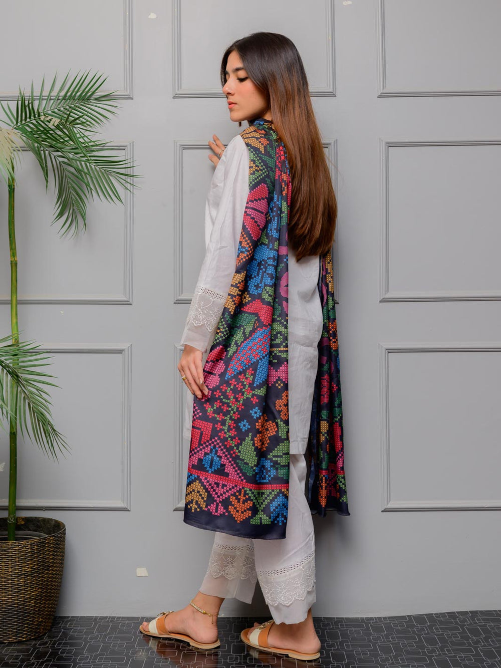 Kashida Kaari Odhni Dupatta (Black)