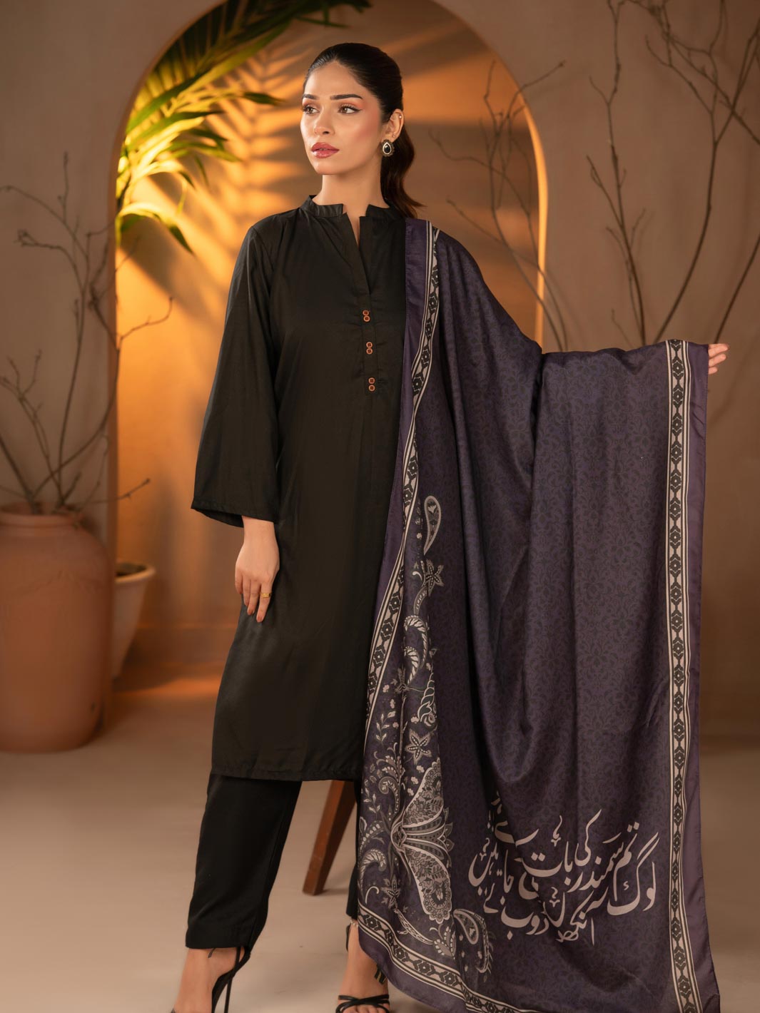 Gehrai Odhni Black