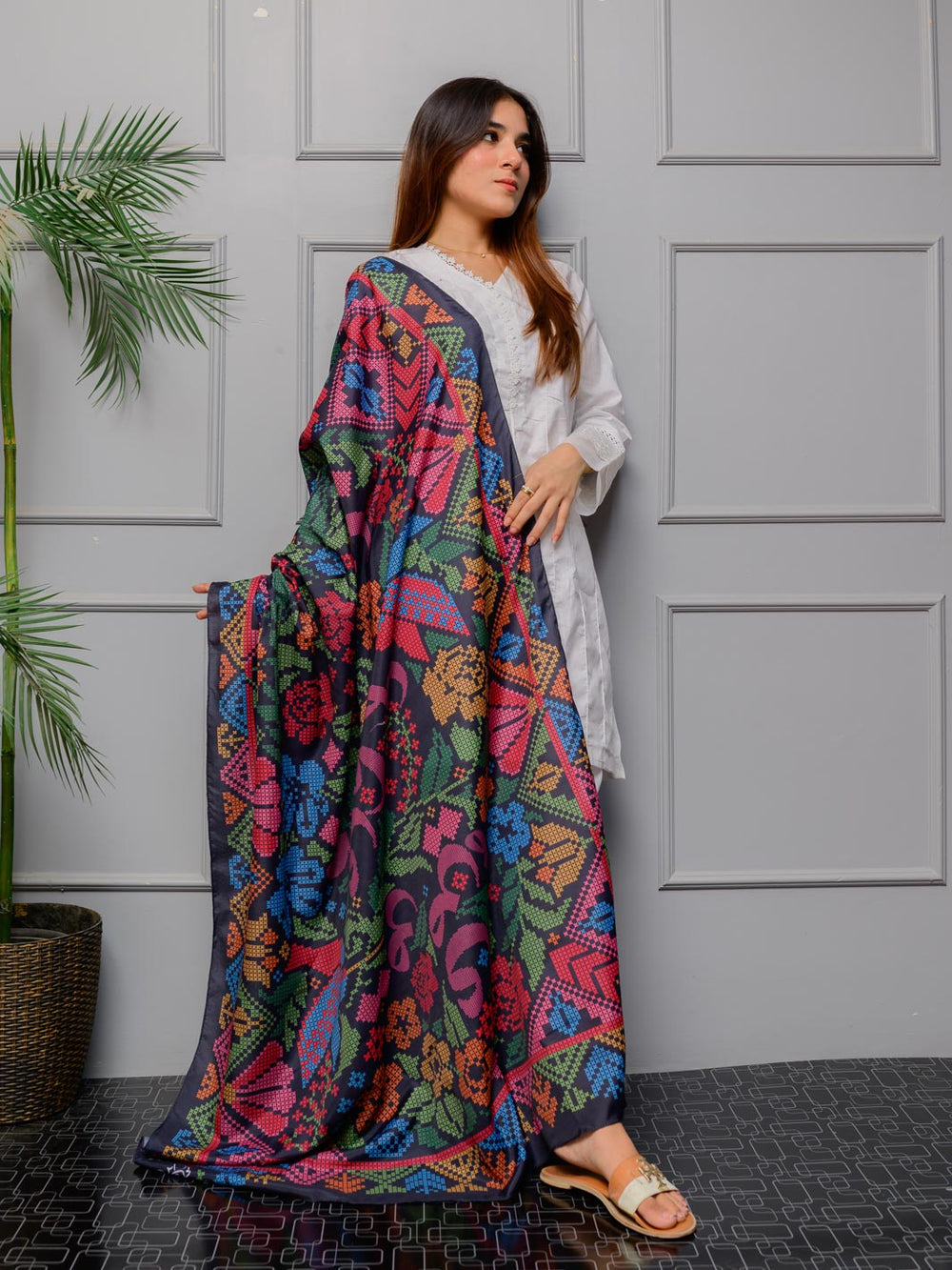Kashida Kaari Odhni Dupatta (Black)