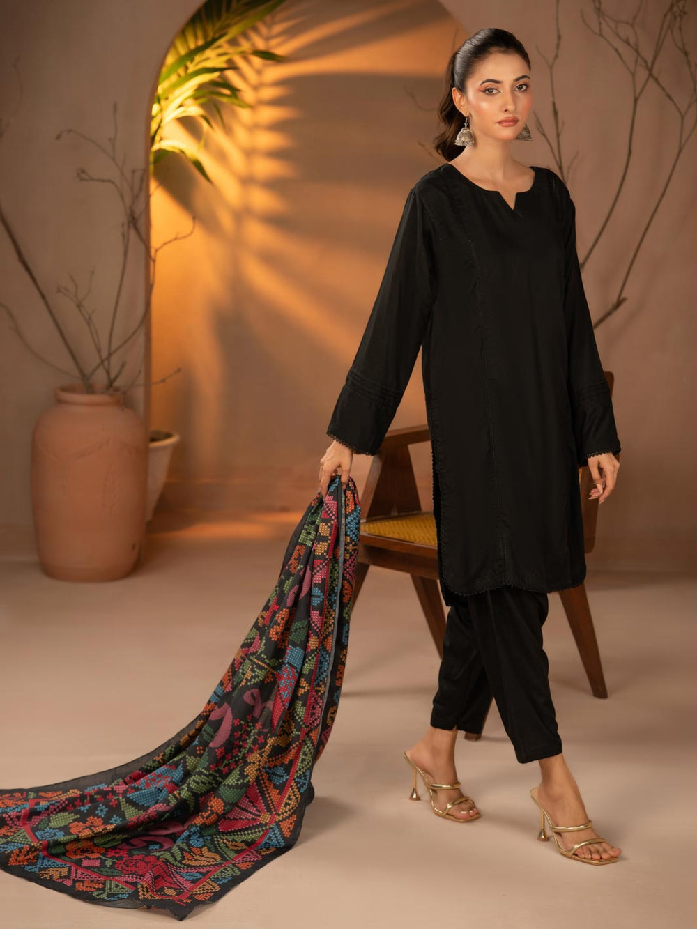 Kashida Kaari Odhni Dupatta (Black)