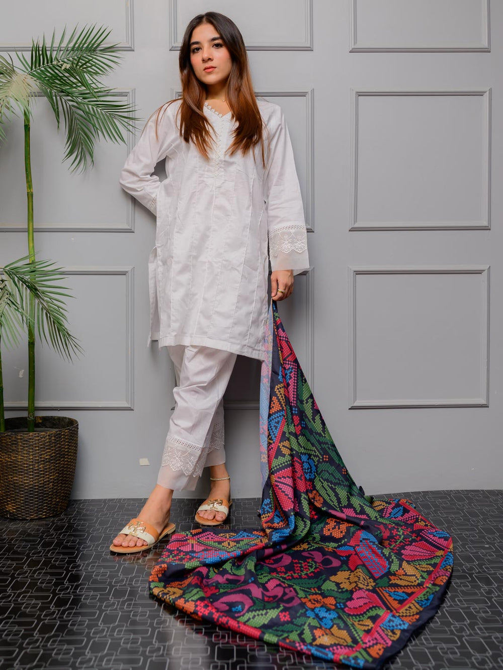Kashida Kaari Odhni Dupatta (Black)