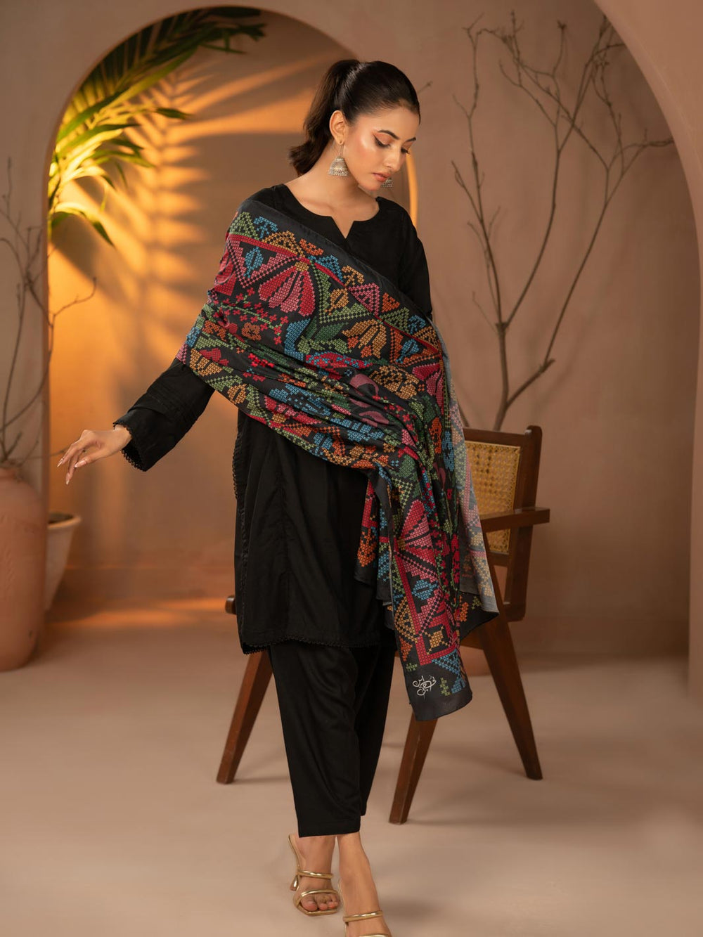 Kashida Kaari Odhni Dupatta (Black)