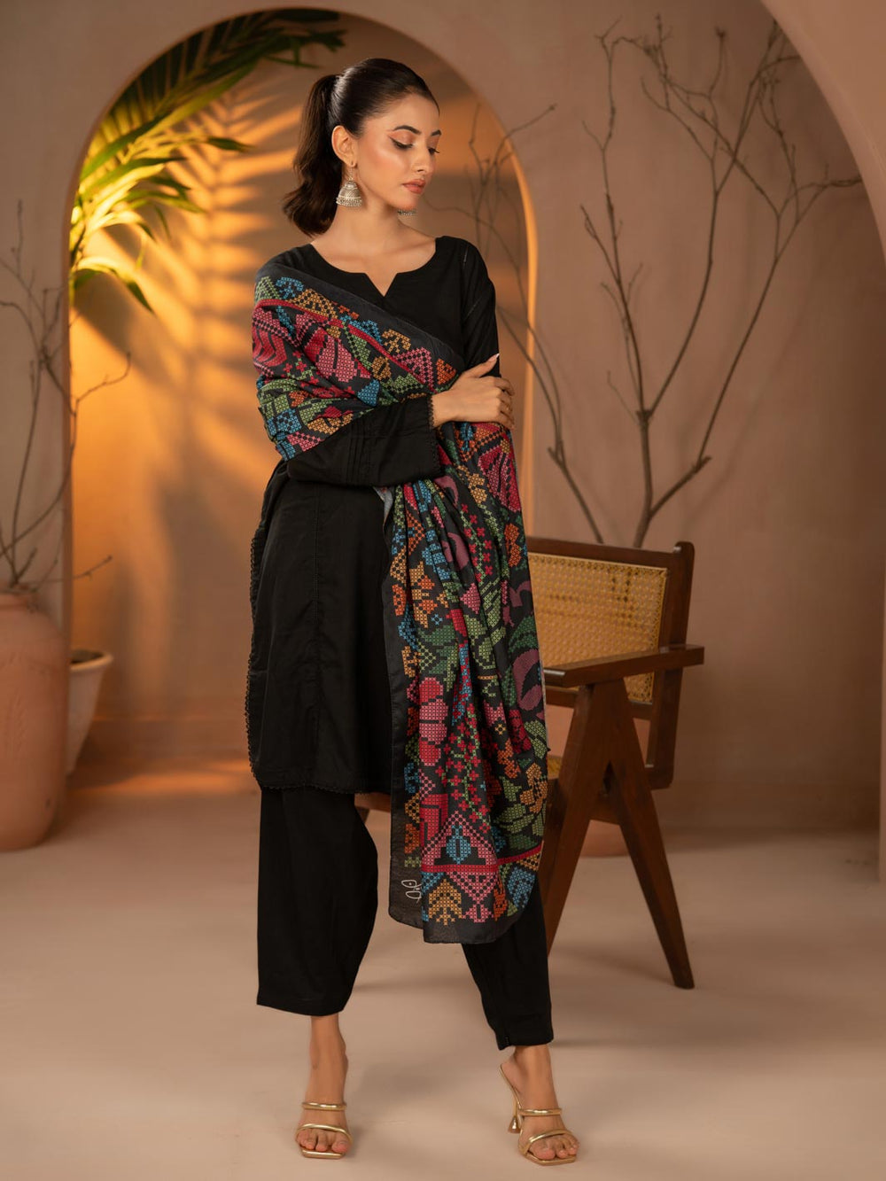 Kashida Kaari Odhni Dupatta (Black)