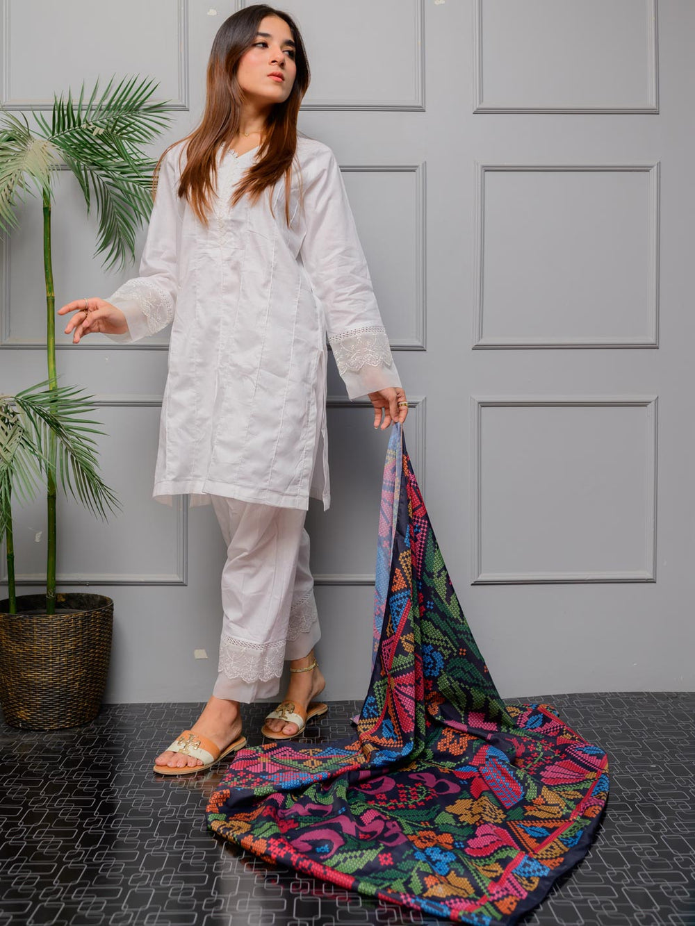 Kashida Kaari Odhni Dupatta (Black)